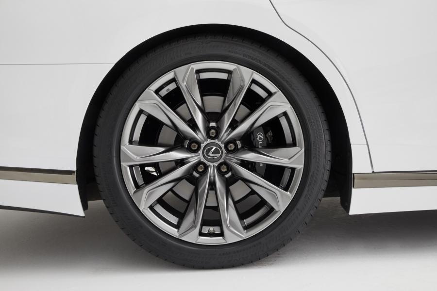 Детали экстерьера Lexus LS500 F-Sport 2017 года  (NA) (фото 6 из 66)